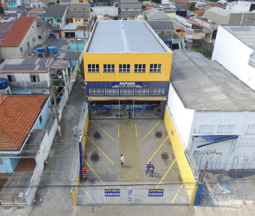 Fachada e estacionamento da Auto-Peças Karvan